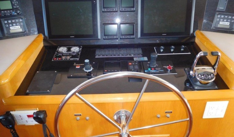 100 Broward Lower Helm - Pilothouse