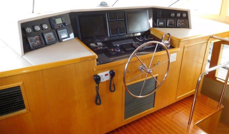 100 Broward Lower Helm - Pilothouse