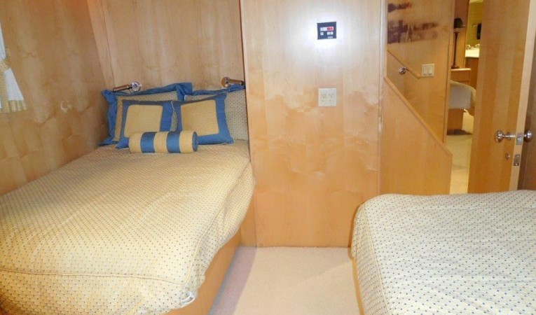 100 Broward Port Twin Guest Stateroom