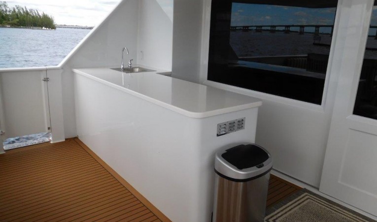 100 Broward Aft Deck Wet Bar