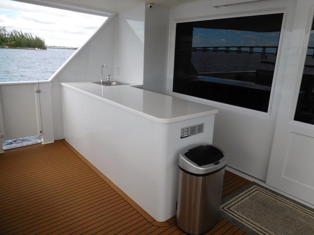 100 Broward Aft Deck Wet Bar