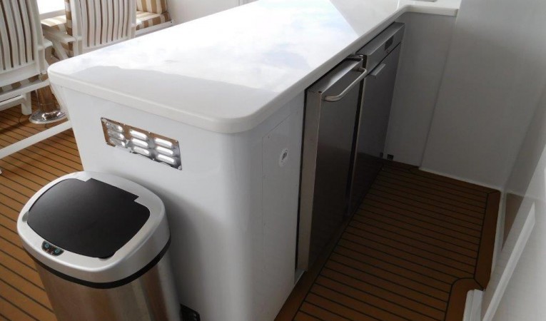 100 Broward Aft Deck Wet Bar