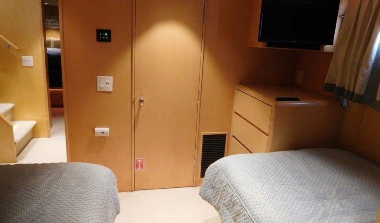 100 Broward Starboard Twin Guest Stateroom