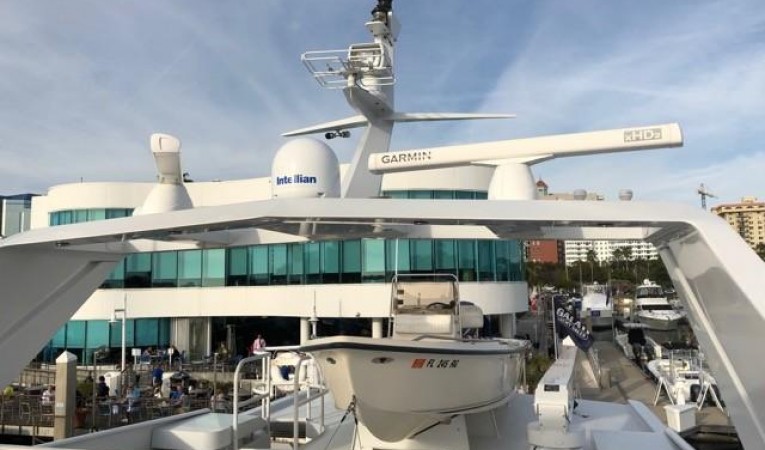 100 Broward Flybridge - Radar arch