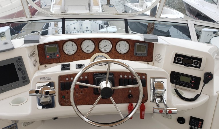 39 Silverton Flybridge Helm Station