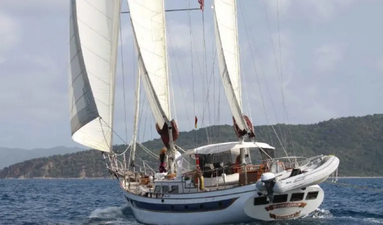 54 Ta Chiao Stern, Windows, Dinghy