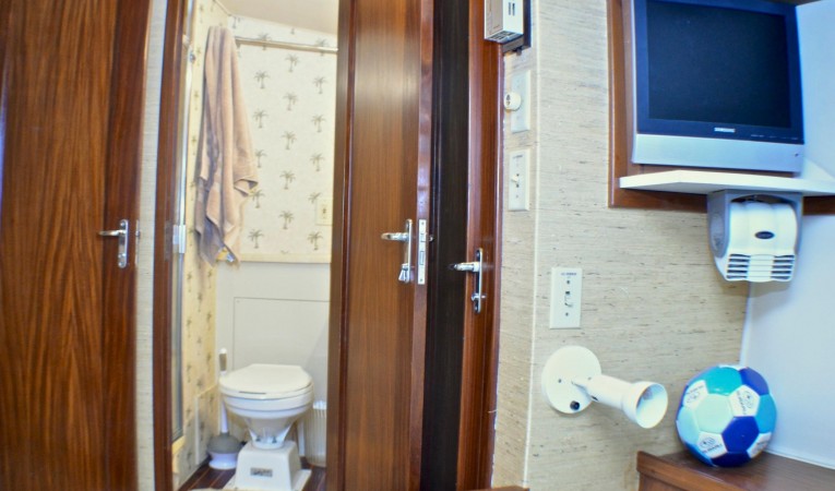 65 Hatteras Starboard Cabin