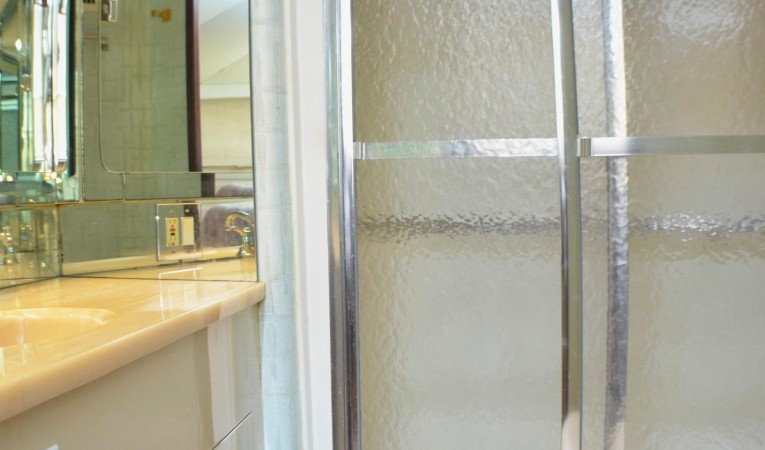 65 Hatteras Master Cabin Head