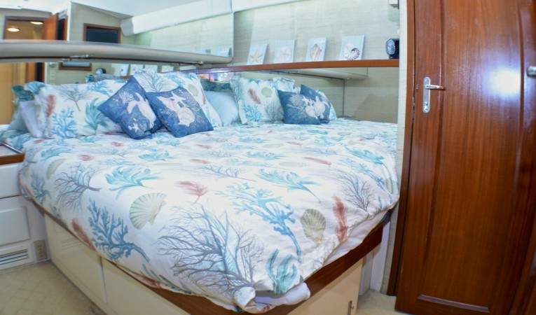 65 Hatteras Port Cabin