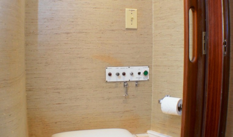 65 Hatteras Port Cabin Head