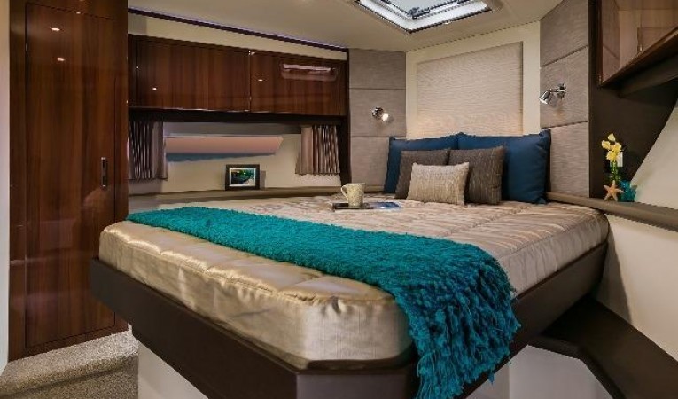 37 Carver Master stateroom