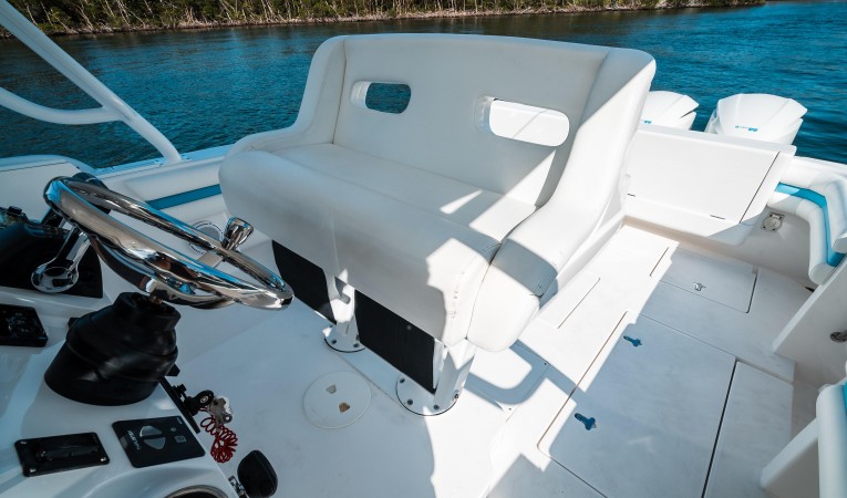 40 Intrepid Helm Seat