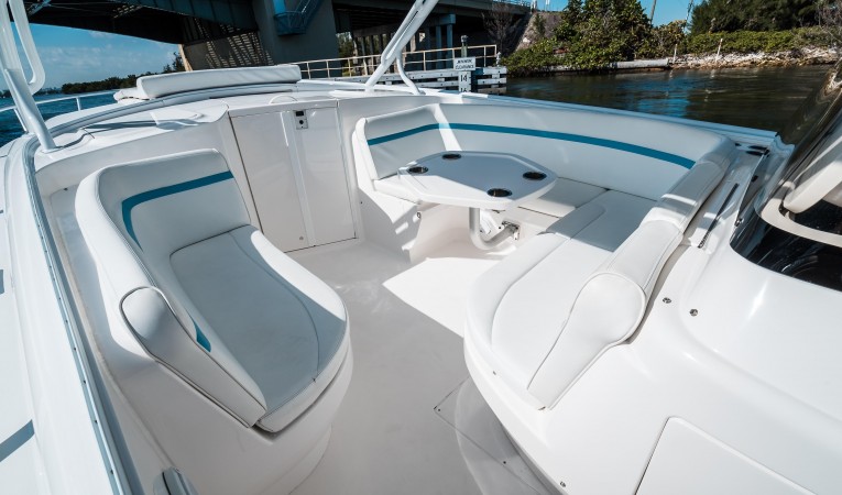 40 Intrepid Forward Seating and Table