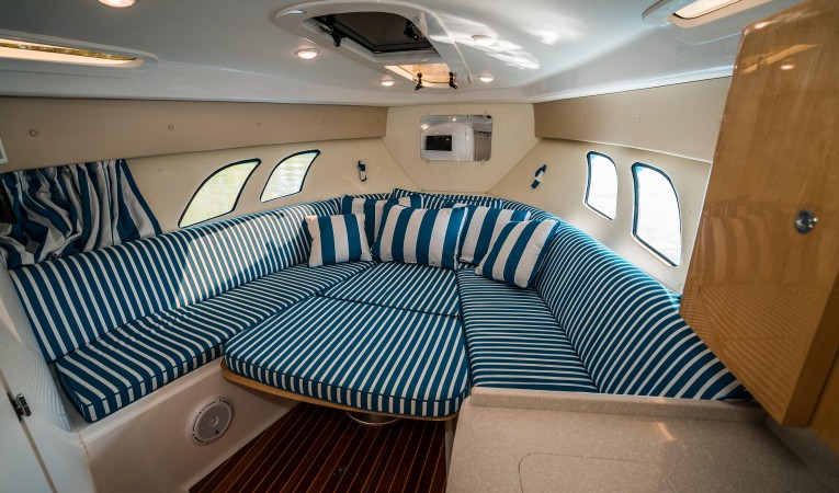 40 Intrepid Full Berth w/ Dinette Down