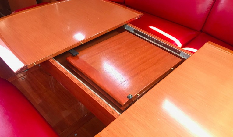 52 Beneteau Hidden Leaf in Dinette