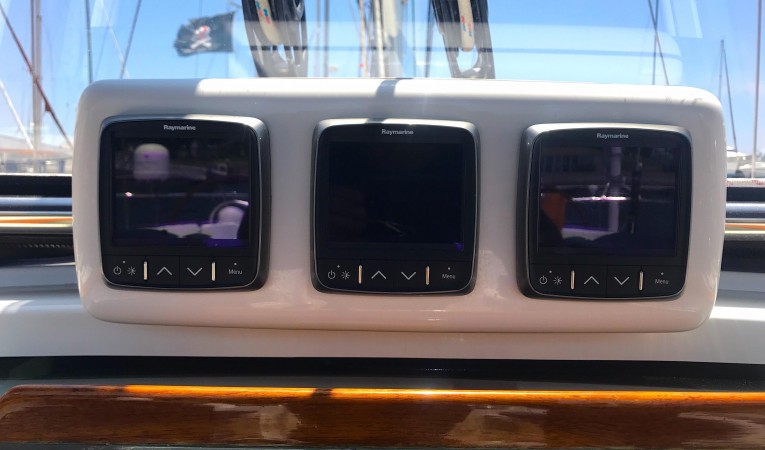 52 Beneteau Raymarine Instruments