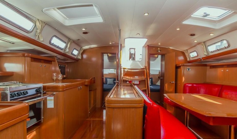 52 Beneteau Bright Salon