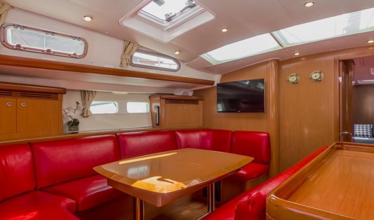 52 Beneteau Dinette