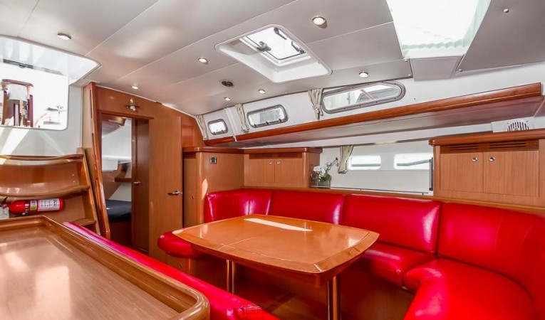 52 Beneteau Port Side Salon