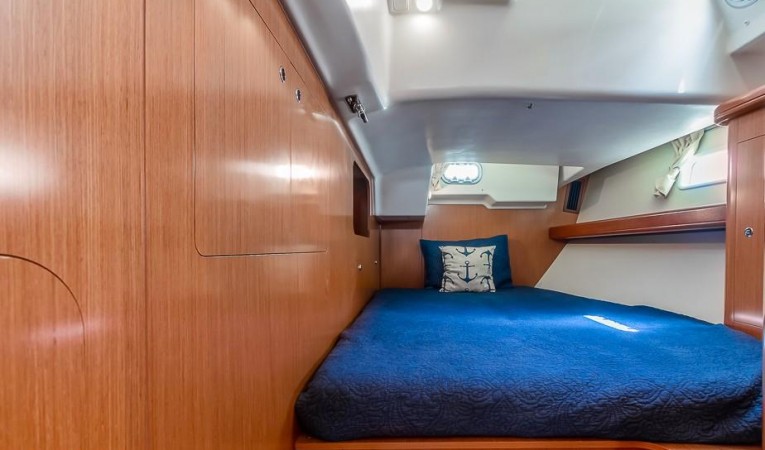 52 Beneteau Stbd Stateroom