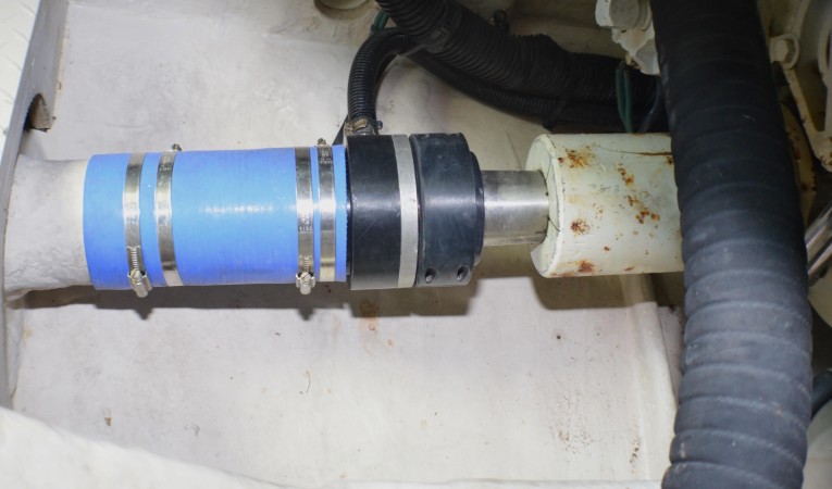 55 Sea Ray Engine Room