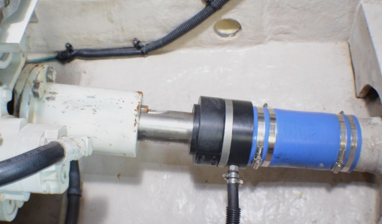 55 Sea Ray Engine Room