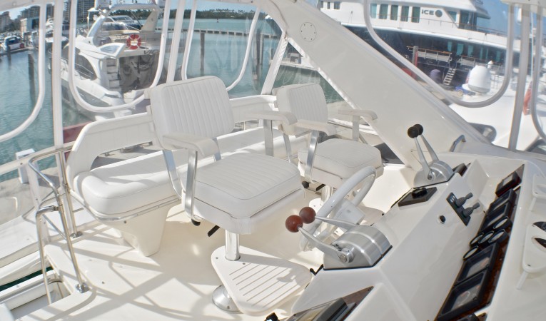 55 Sea Ray Extra seating behind helm