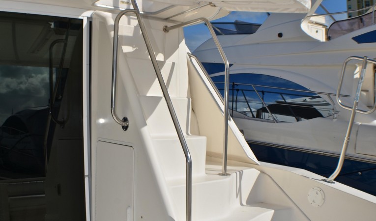 55 Sea Ray Easy Access to Flybridge