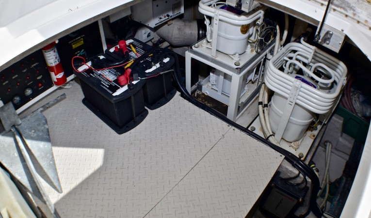 55 Sea Ray Equipment room