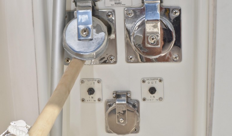 55 Sea Ray Shore power