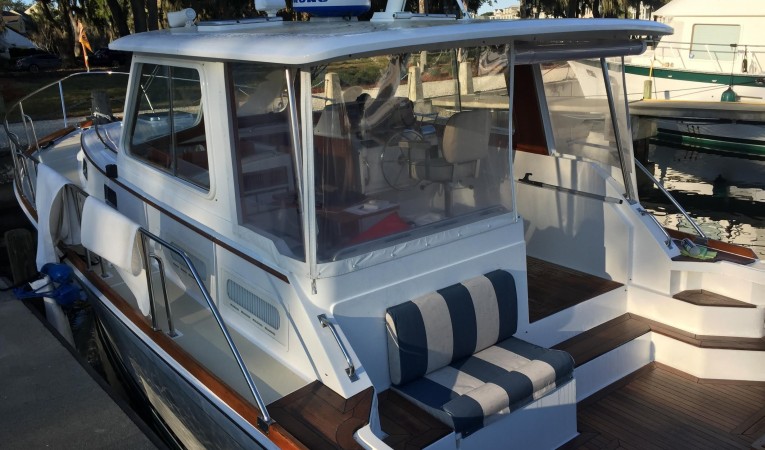 38 Grand Banks LAST ONE IV HELM DECK