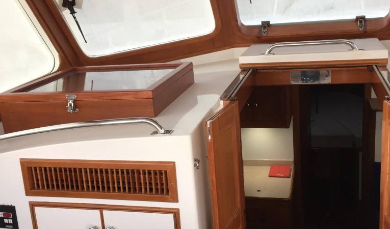 38 Grand Banks LAST ONE IV HELM DECK AC
