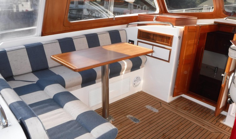 38 Grand Banks Helm Deck Setee
