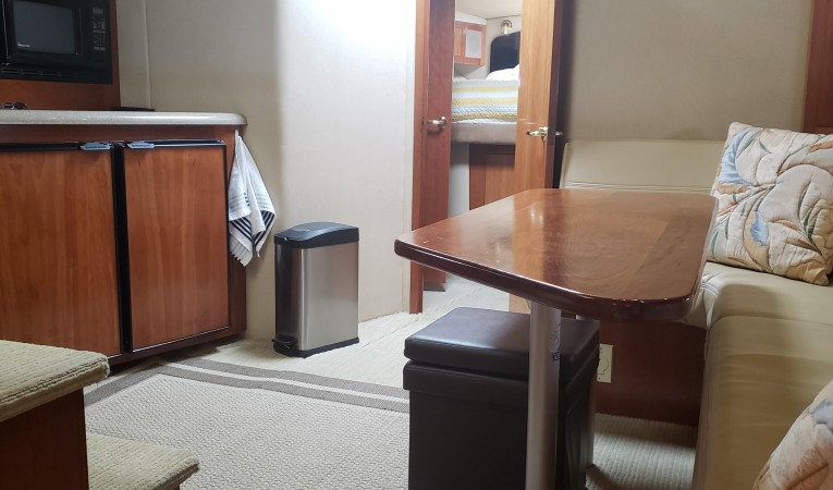 40 Cruisers Yachts Salon looking forward