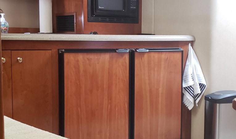 40 Cruisers Yachts Salon TV  22"