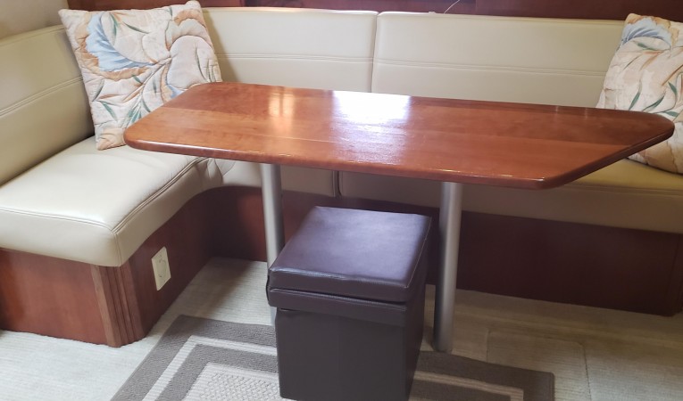 40 Cruisers Yachts Salon seating & table