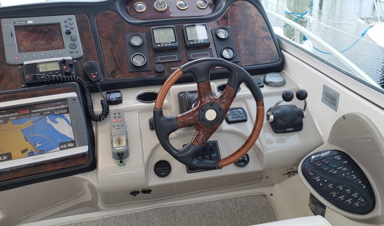 40 Cruisers Yachts Helm station - Full electronics