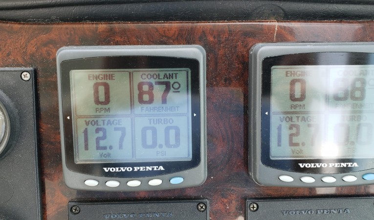 40 Cruisers Yachts Volvo Digital displays