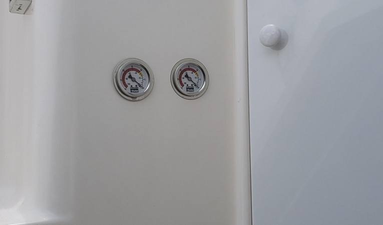 40 Cruisers Yachts Raycore fuel pressure gauges