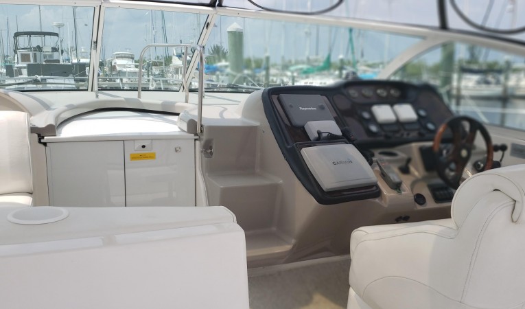 40 Cruisers Yachts Cockpit