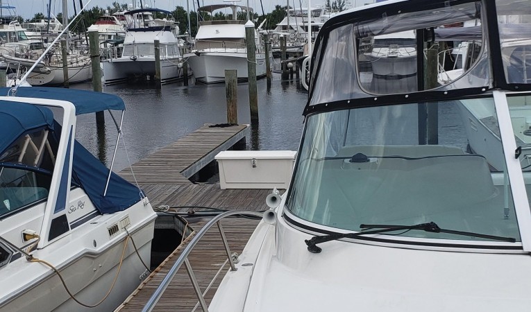 40 Cruisers Yachts Starboard looking aft