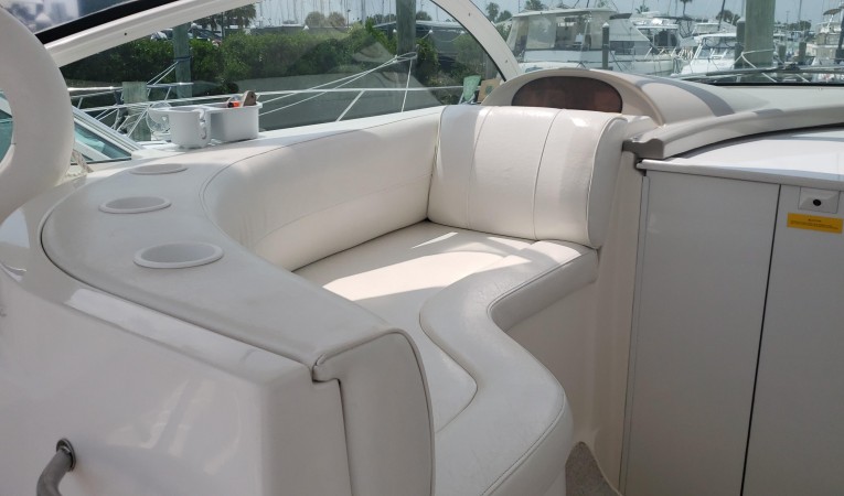 40 Cruisers Yachts Cockpit seating port side forward