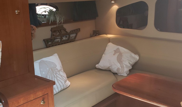 40 Cruisers Yachts Aft Stateroom