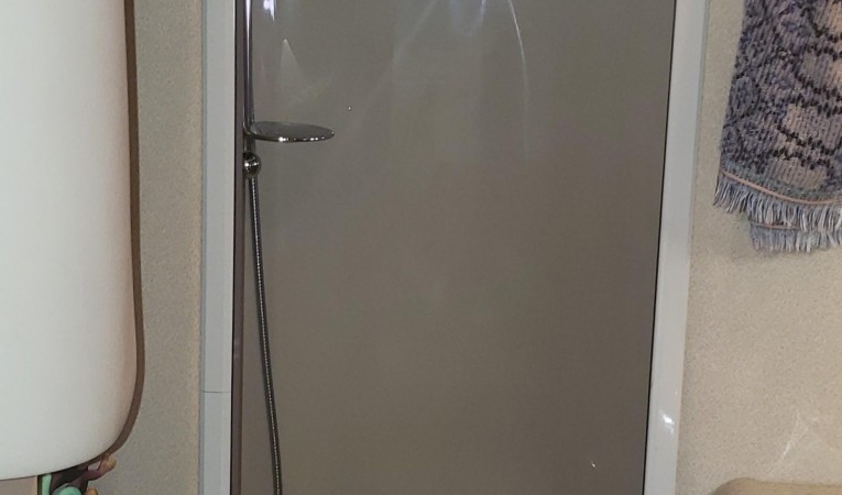 40 Cruisers Yachts Shower stall guest head