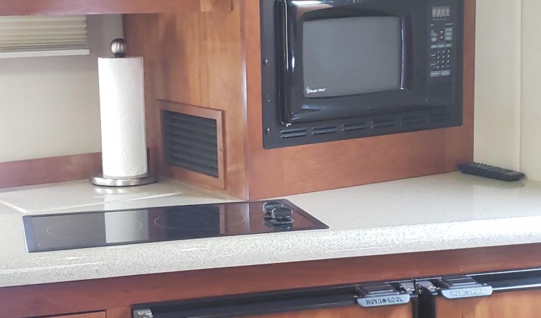 40 Cruisers Yachts Nova Kool refrigerator/ freezer - Magic chef microwave