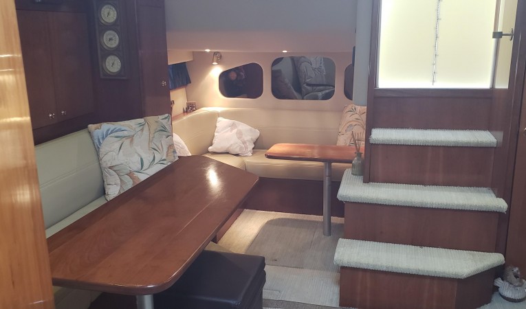 40 Cruisers Yachts Stairs to cockpit