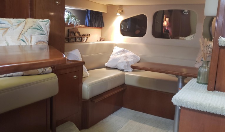 40 Cruisers Yachts Aft Stateroom