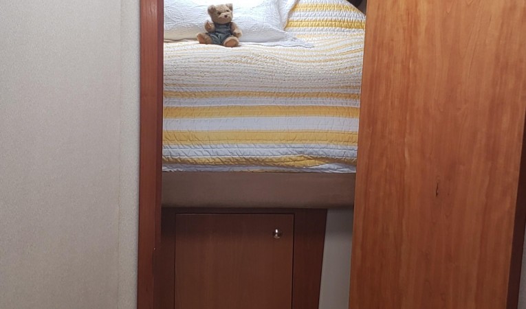 40 Cruisers Yachts Master stateroom entrance