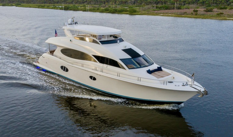 84 Lazzara Yachts 