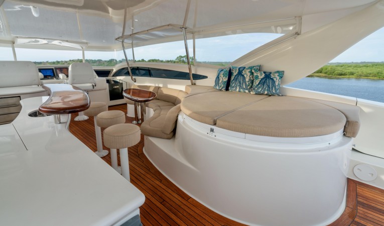 84 Lazzara Yachts 